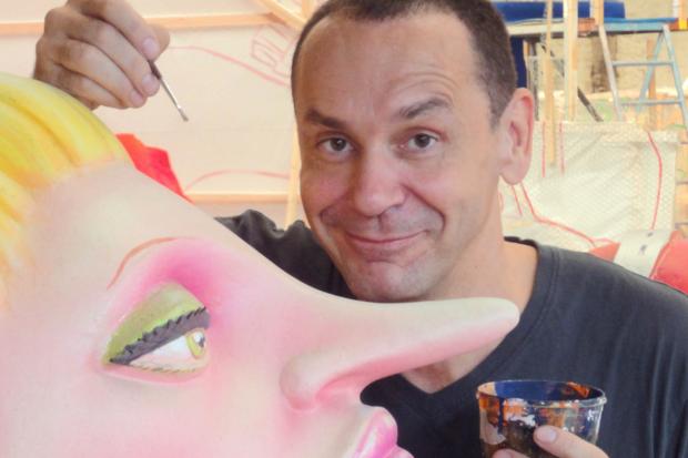 Jacques Tilly beim bemalen einer Wagenfigur
