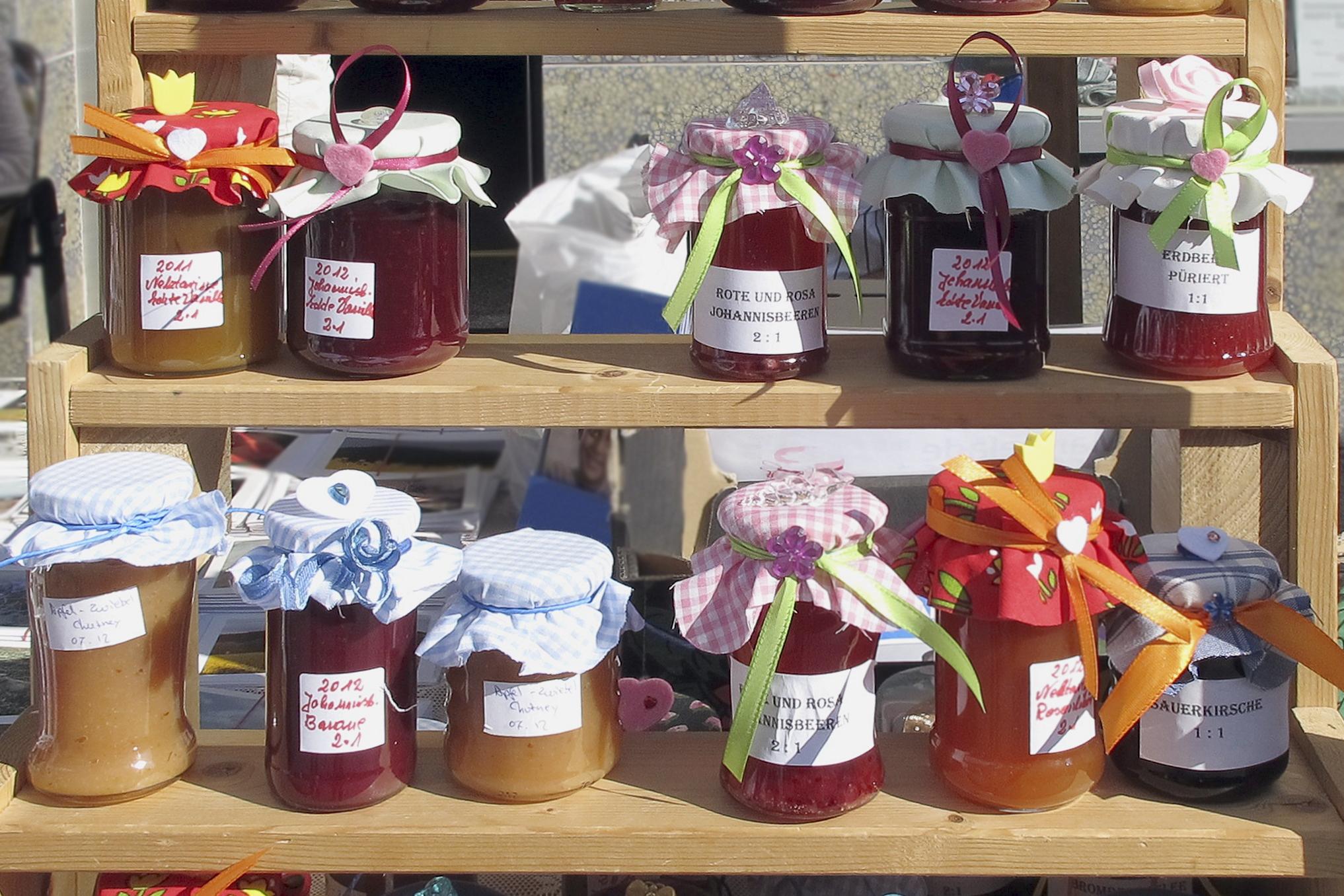 Regal mit 4 Reihen diverser Gläser mit selbstgemachter Marmelade