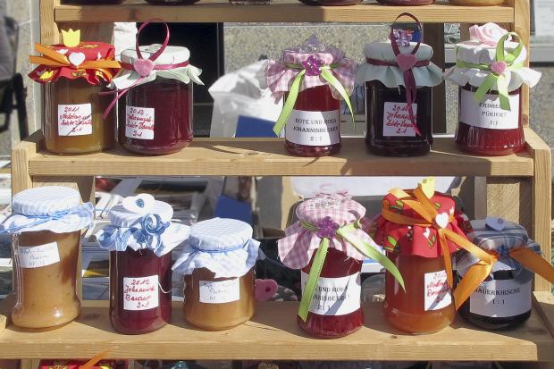 Regal mit 4 Reihen diverser Gläser mit selbstgemachter Marmelade