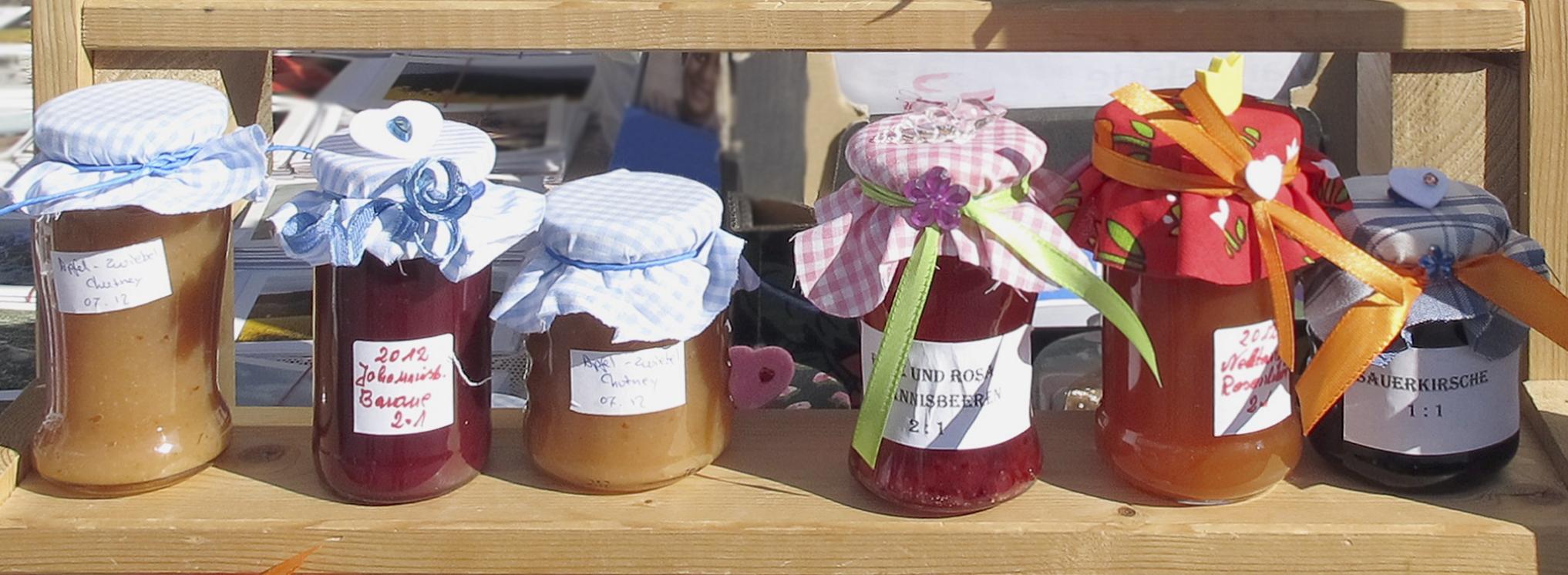 Regal mit 4 Reihen diverser Gläser mit selbstgemachter Marmelade