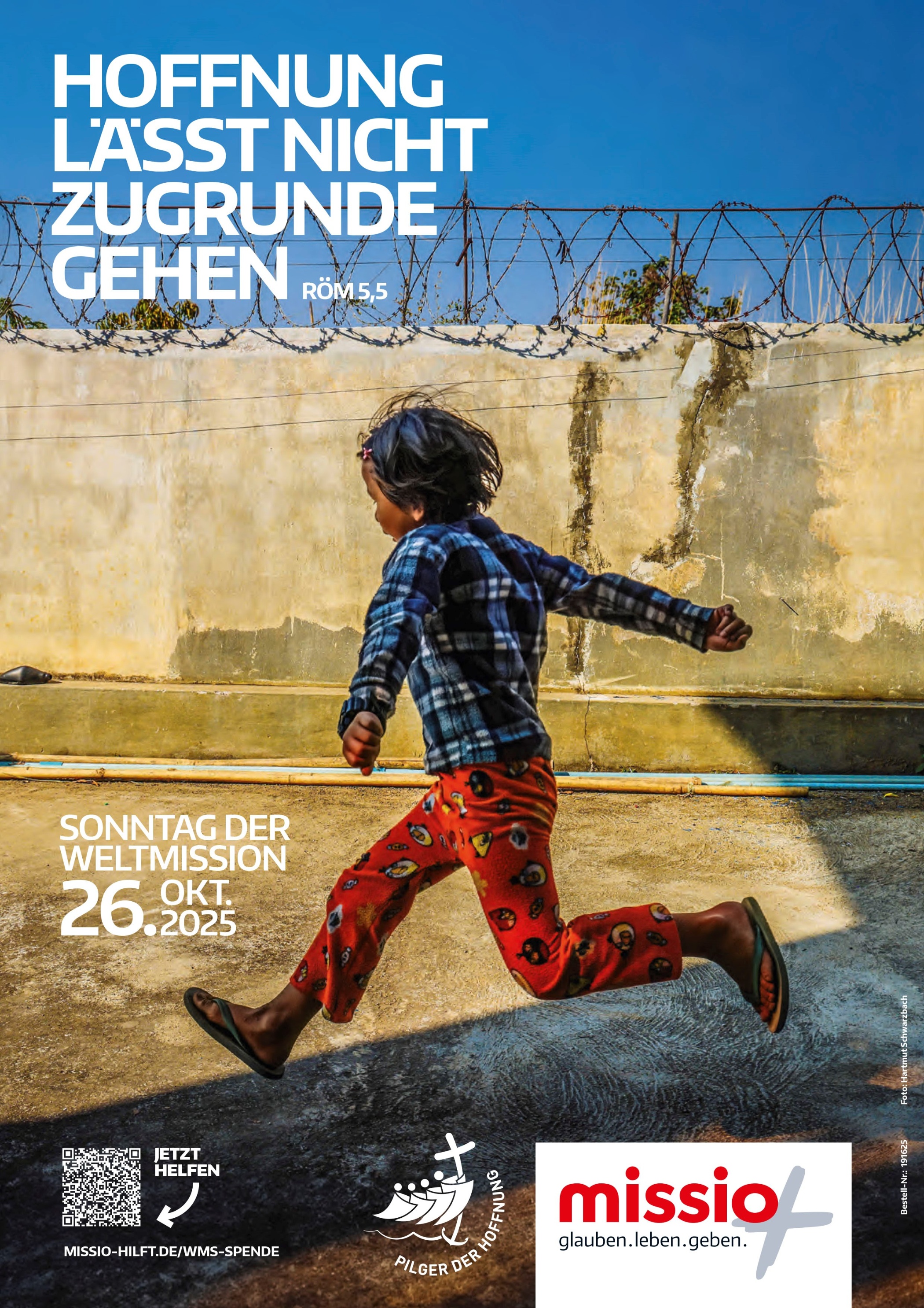 Plakat zum Weltmissionssonntag am 26.10.2025 mit Rosanna, die vor einer Mauer mit Stacheldraht springt und Motto 'Hoffnung lässt nicht zugrunde gehen'
