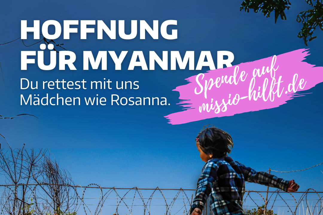 Post zum Weltmissionssonntag am 26.10.2025 mit Rosanna, die vor einer Mauer mit Stacheldraht springt und Schriftzug 'Hoffnung für Myanmar. Du rettest mit uns Mädchen wir Rosanna. Spende und missio-hilft.de'