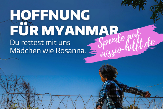 Post zum Weltmissionssonntag 2025 (c) missio Aachen Post zum Weltmissionssonntag am 26.10.2025 mit Rosanna, die vor einer Mauer mit Stacheldraht springt und Schriftzug 'Hoffnung für Myanmar. Du rettest mit uns Mädchen wir Rosanna. Spende und missio-hilft.de'