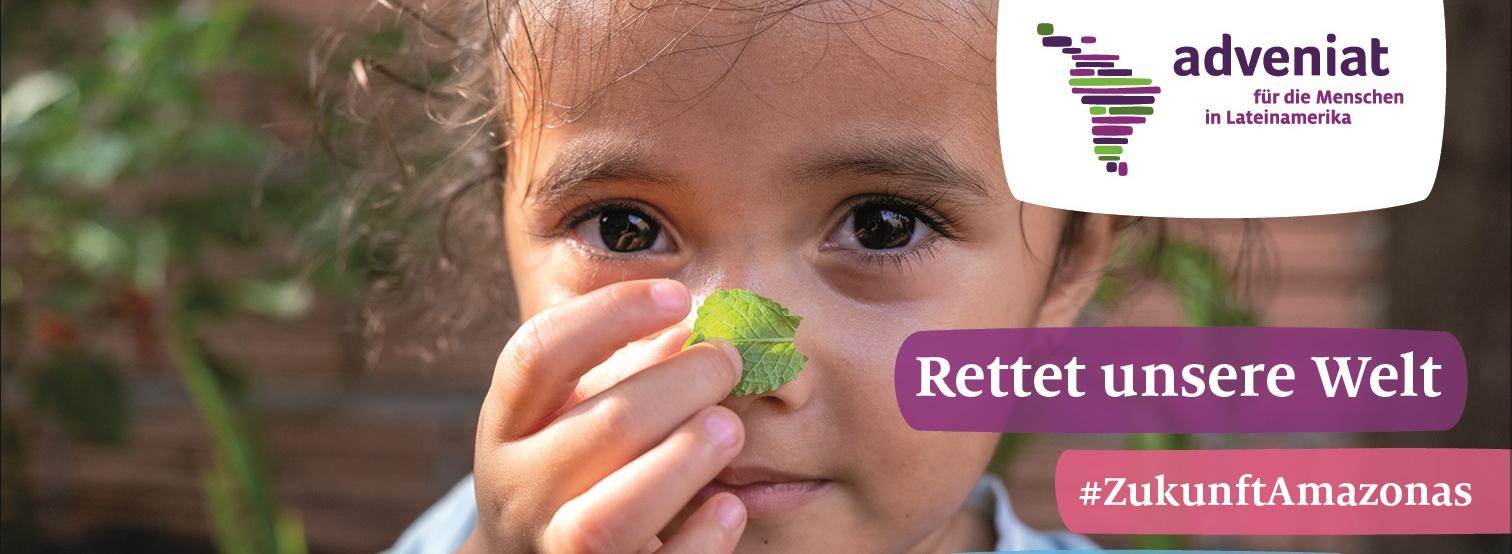 Indigenes Kind hält Blatt hoch; Rettet unsere Welt #ZukunftAmazonas adveniat Weihnachtsaktion 2025