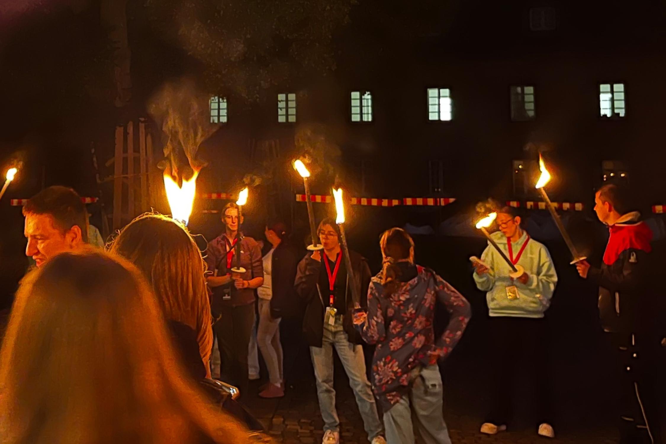 Jugendliche mit Pechfackeln