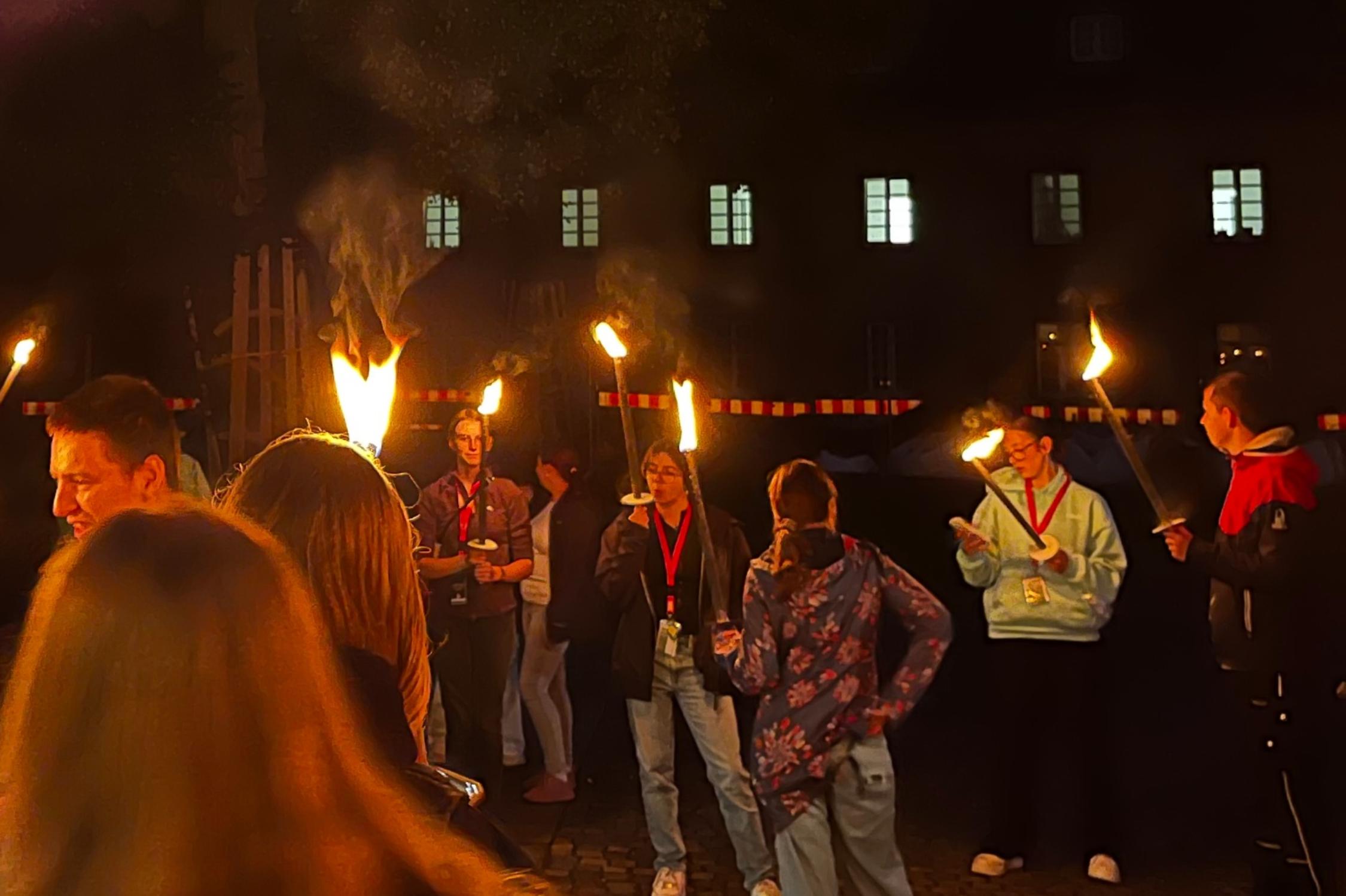 Jugendliche mit Pechfackeln