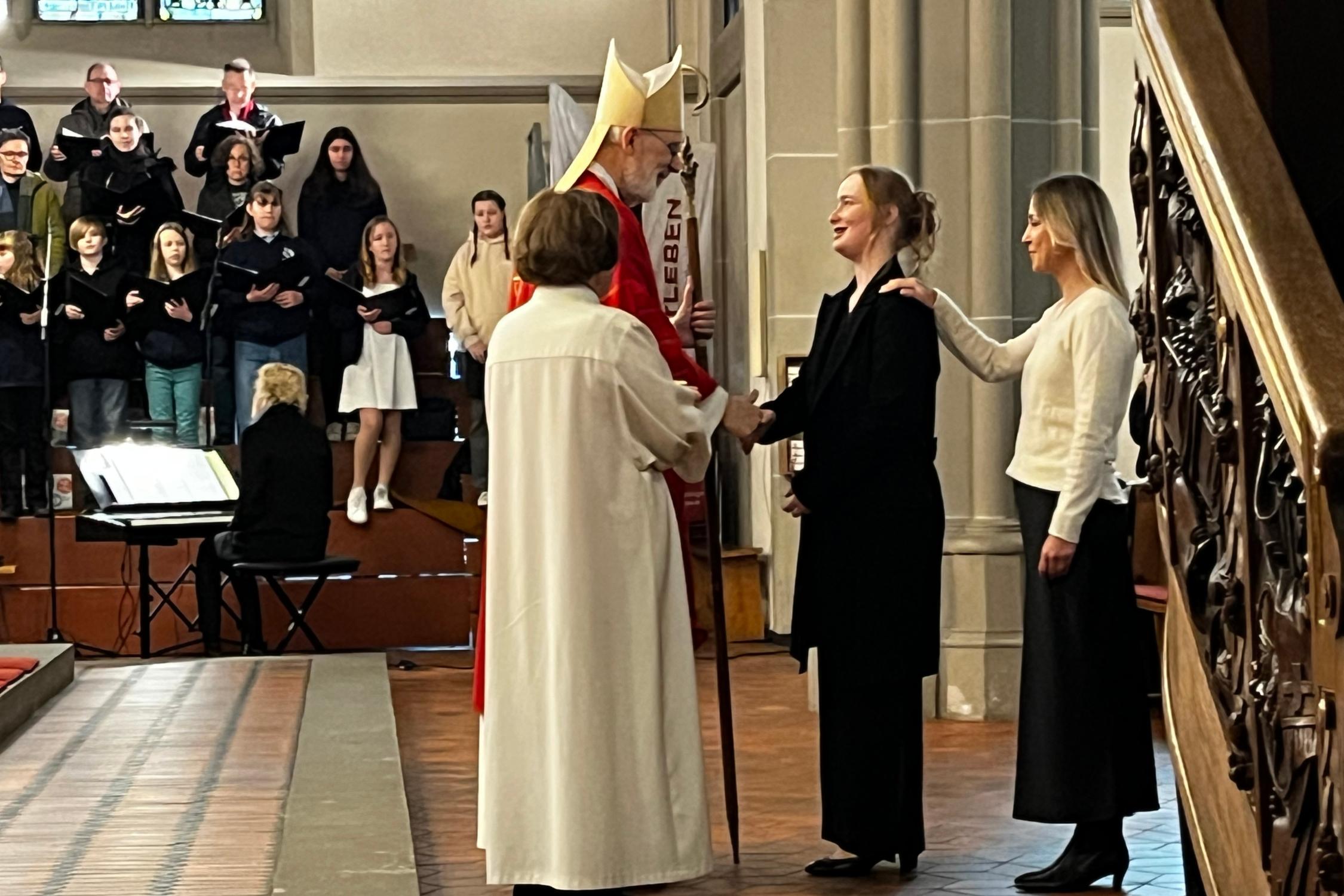Weihbischof Ansgar Puff, Inge Metzemacher, Firmandin Sophie und Firmpatin