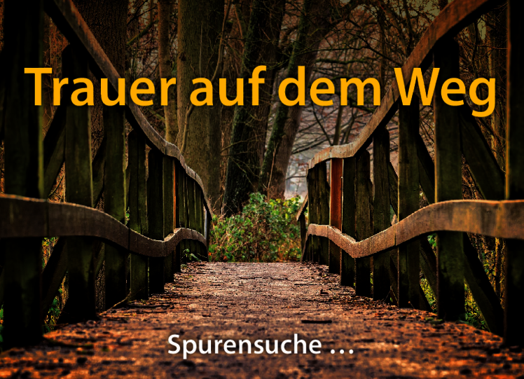 Holzbrücke auf Wanderpfad mit Schriftzug 'Trauer auf dem Weg' und 'Spurensuche....'