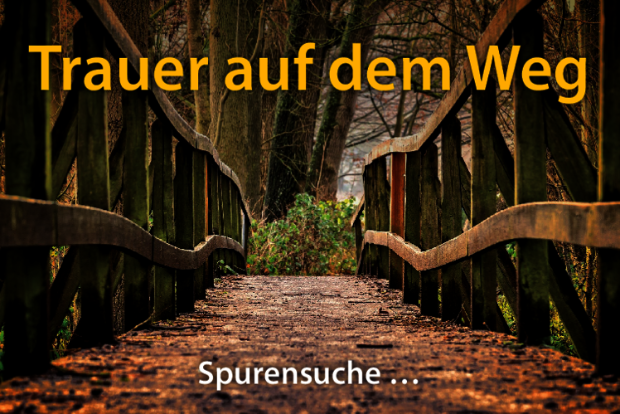 Holzbrücke auf Wanderpfad mit Schriftzug 'Trauer auf dem Weg' und 'Spurensuche....'
