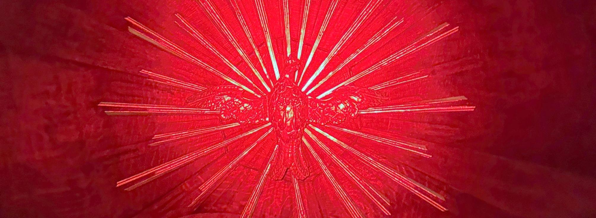 rot angestrahlte Taube in der Decke der Kanzel von St. Johannes Baptist