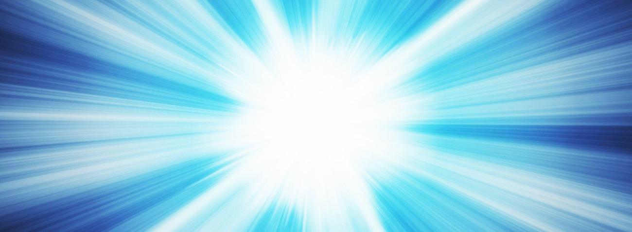 strahlendes Licht vor dunkelblauem Hintergrund