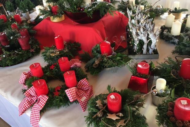 kfd-Adventsbasar 2019: Gestecke und Adventskränze (c) Sonja de Pasquale-Bobach kfd-Adventsbasar 2019: Gestecke und Adventskränze