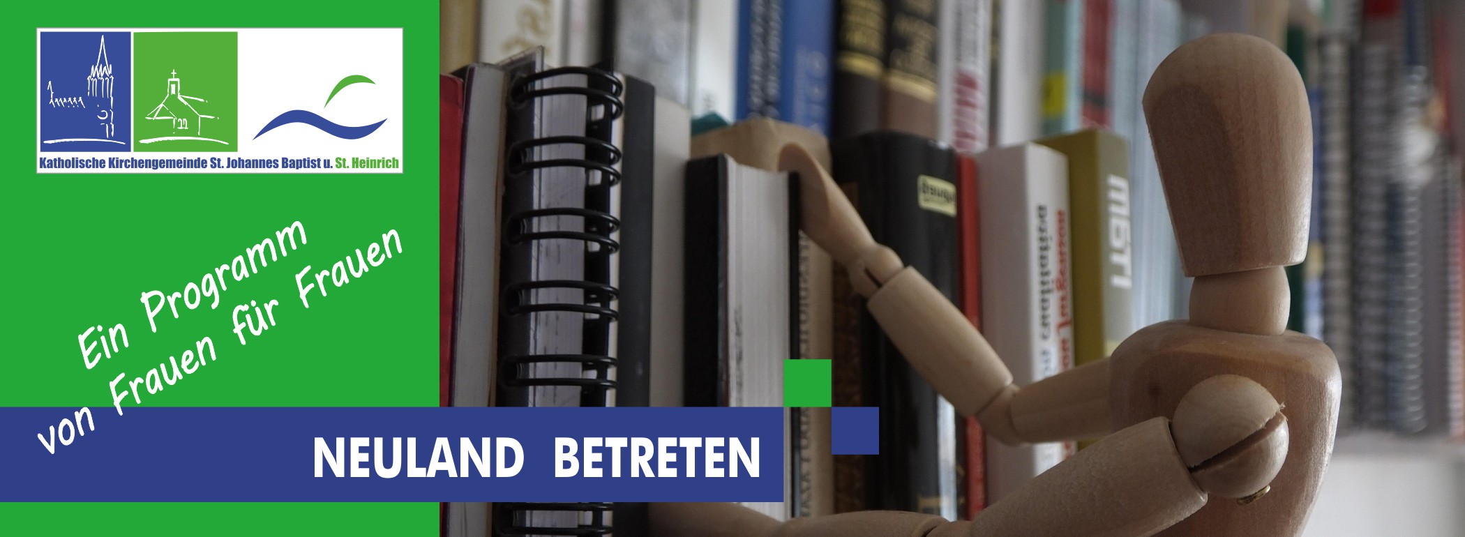 Neuland betreten - Buchvorstellung Eine Gliederpuppe aus Holz ist so platziert, als ob sie ein Buch aus einem Bücherregal nehmen würde