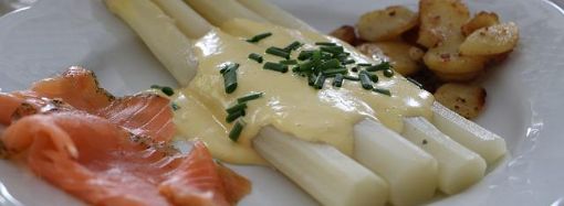 Spargel mit Lachs, Kartoffeln und Sauce Hollandaise