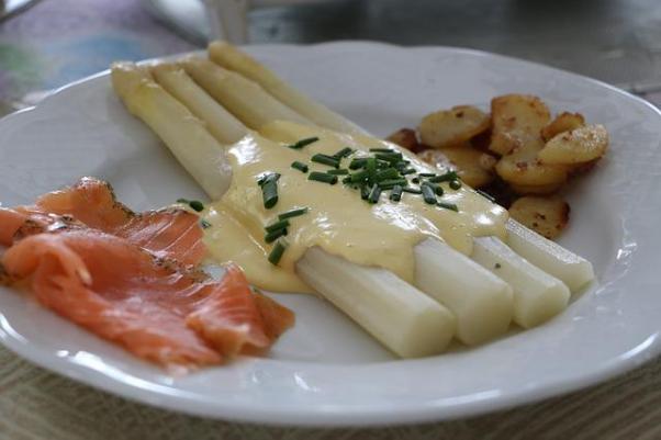 Spargel mit Lachs, Kartoffeln und Sauce Hollandaise