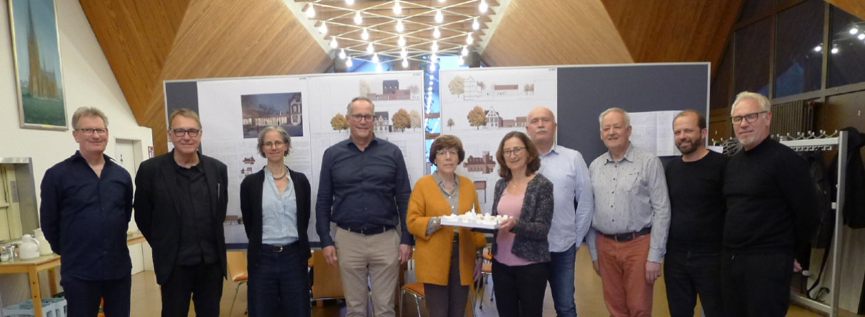 V.l.n.r.: Volker Langenbach (Projektsteuerer), Preisgericht: Prof. Johannes Schilling (Architekt), Katherin Bollenbeck (Architektin, EGV), Martin Halfmann (Architekt), PR Inge Metzemacher (Pastoralteam), Klaudia Frankenberger (KV), Hans-Jürgen Thies (KV), Christoph Rösgen (KV), Arno Schleicher (Architekt, EGV), Burkhard Wegener (Landschaftsarchitekt)
