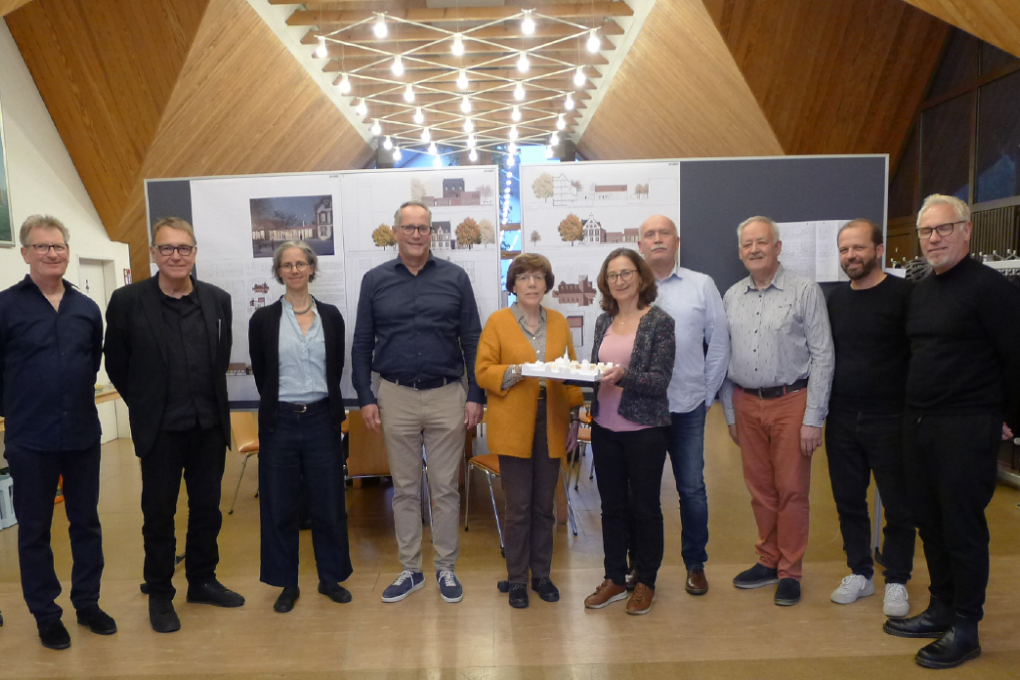 V.l.n.r.: Volker Langenbach (Projektsteuerer), Preisgericht: Prof. Johannes Schilling (Architekt), Katherin Bollenbeck (Architektin, EGV), Martin Halfmann (Architekt), PR Inge Metzemacher (Pastoralteam), Klaudia Frankenberger (KV), Hans-Jürgen Thies (KV), Christoph Rösgen (KV), Arno Schleicher (Architekt, EGV), Burkhard Wegener (Landschaftsarchitekt)