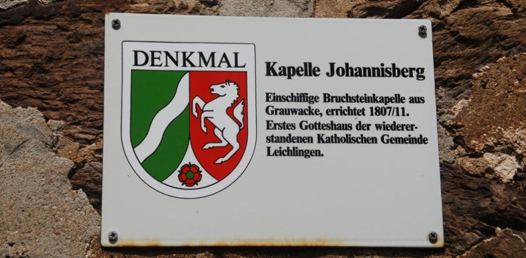 Kapelle Johannisberg: Einschiffige Bruchsteinkapelle aus Grauwacke, errichtet 1807/11. Erstes Gotteshaus der wiedererstandenen Katholischen Gemeinde Leichlingen.