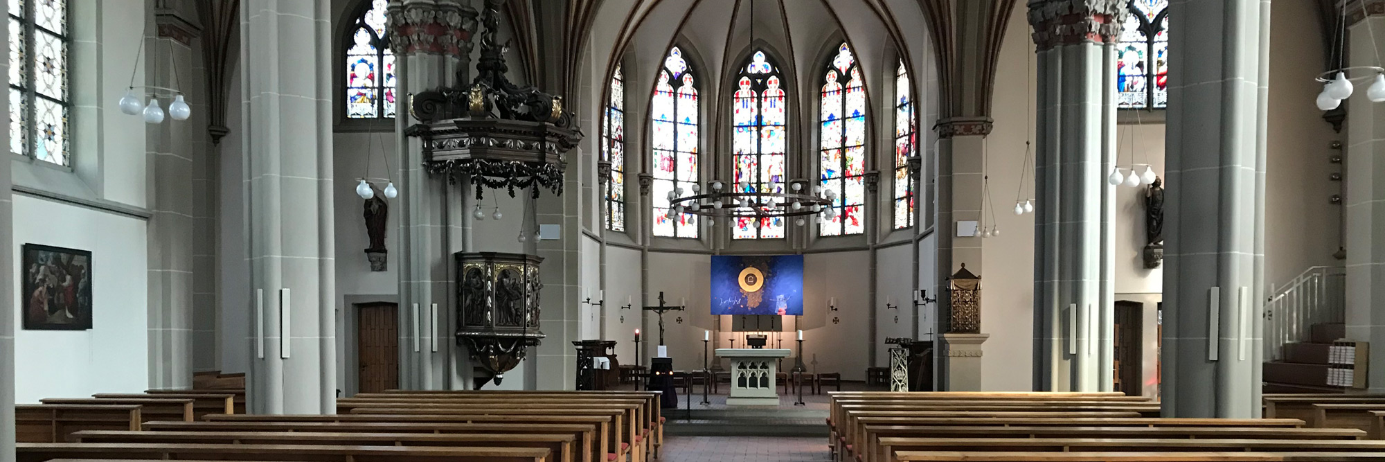 Innenansicht der Pfarrkirche St. Johannes Baptist in der Fastenzeit 2020