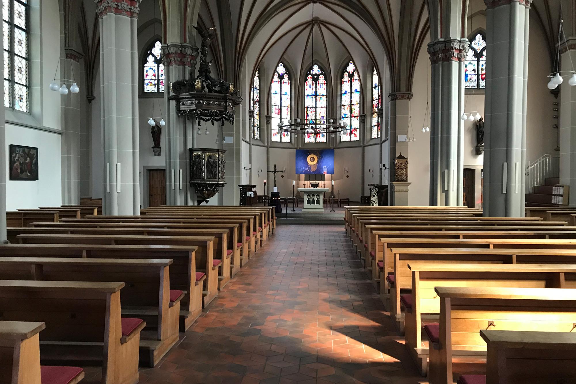 Innenansicht der Pfarrkirche St. Johannes Baptist in der Fastenzeit 2020
