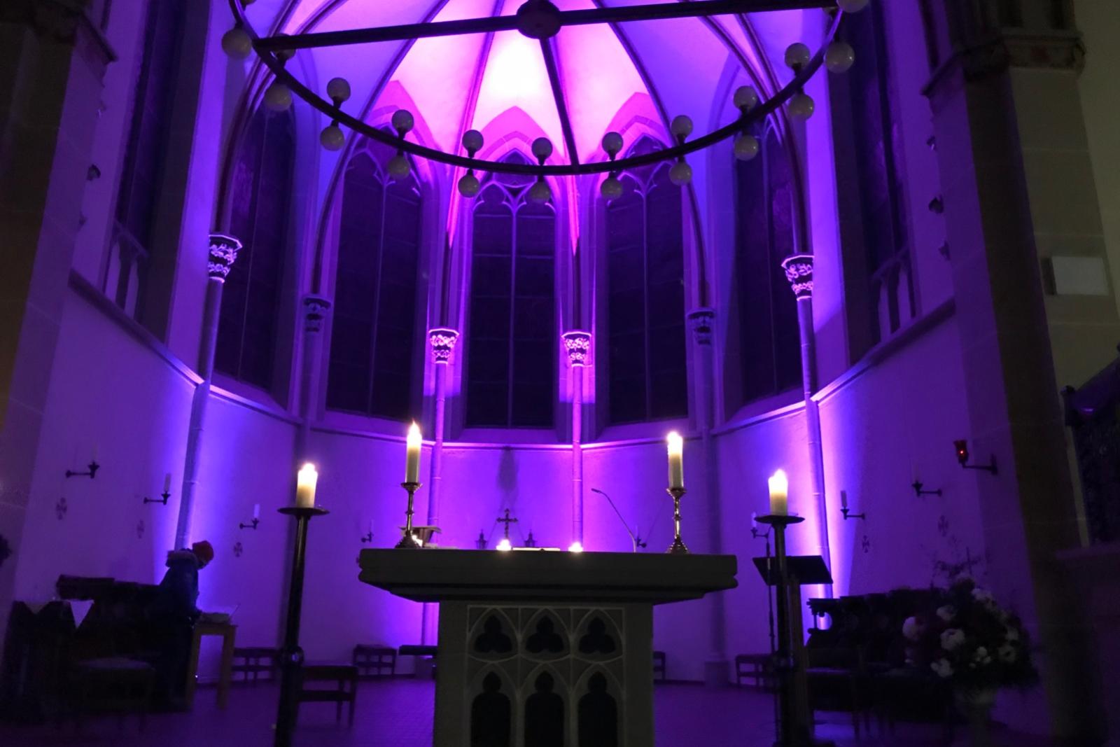 St. Johannes Baptist illuminiert - Andere Messe am 19.12.2021