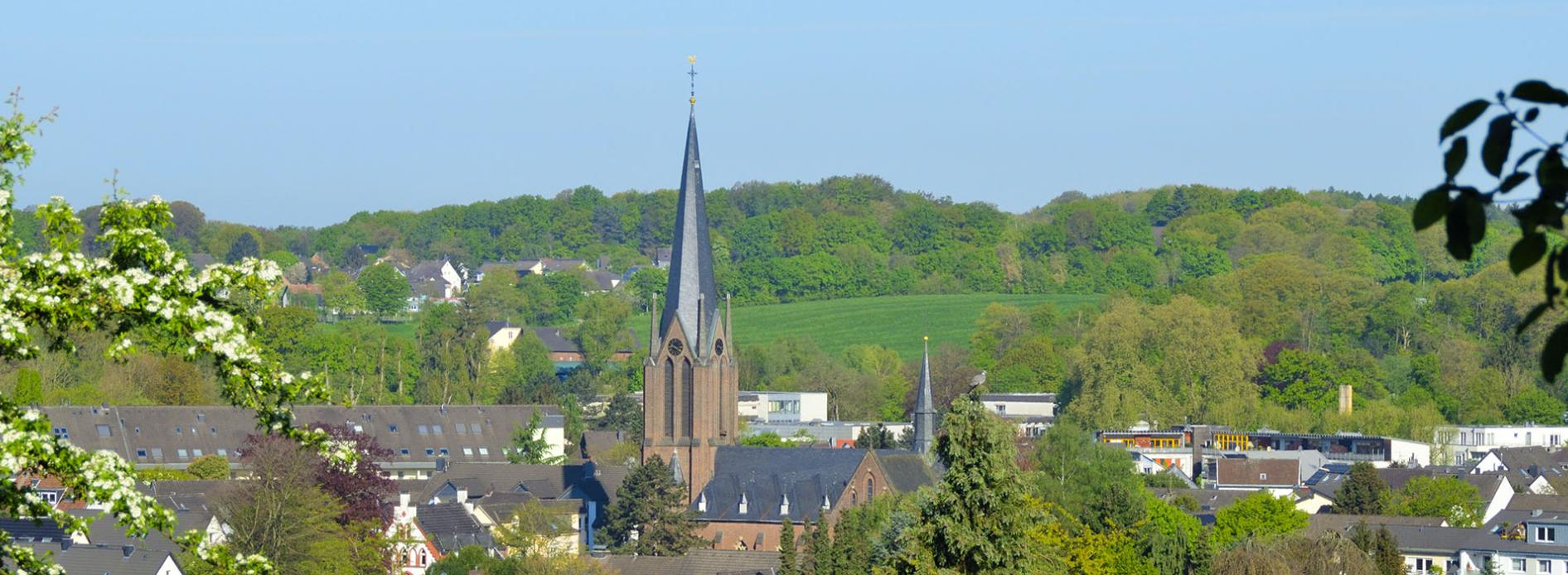 Pfarrkirche St. Johannes Baptist von der Alten Kirche am Johannisberg aus