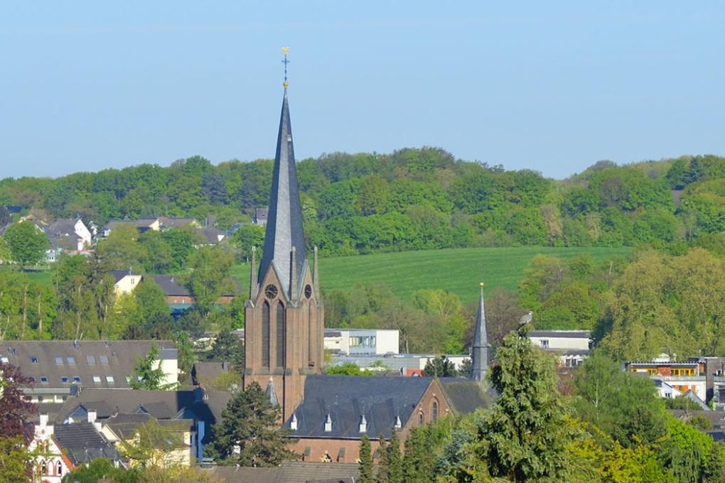 Pfarrkirche St. Johannes Baptist von der Alten Kirche am Johannisberg aus