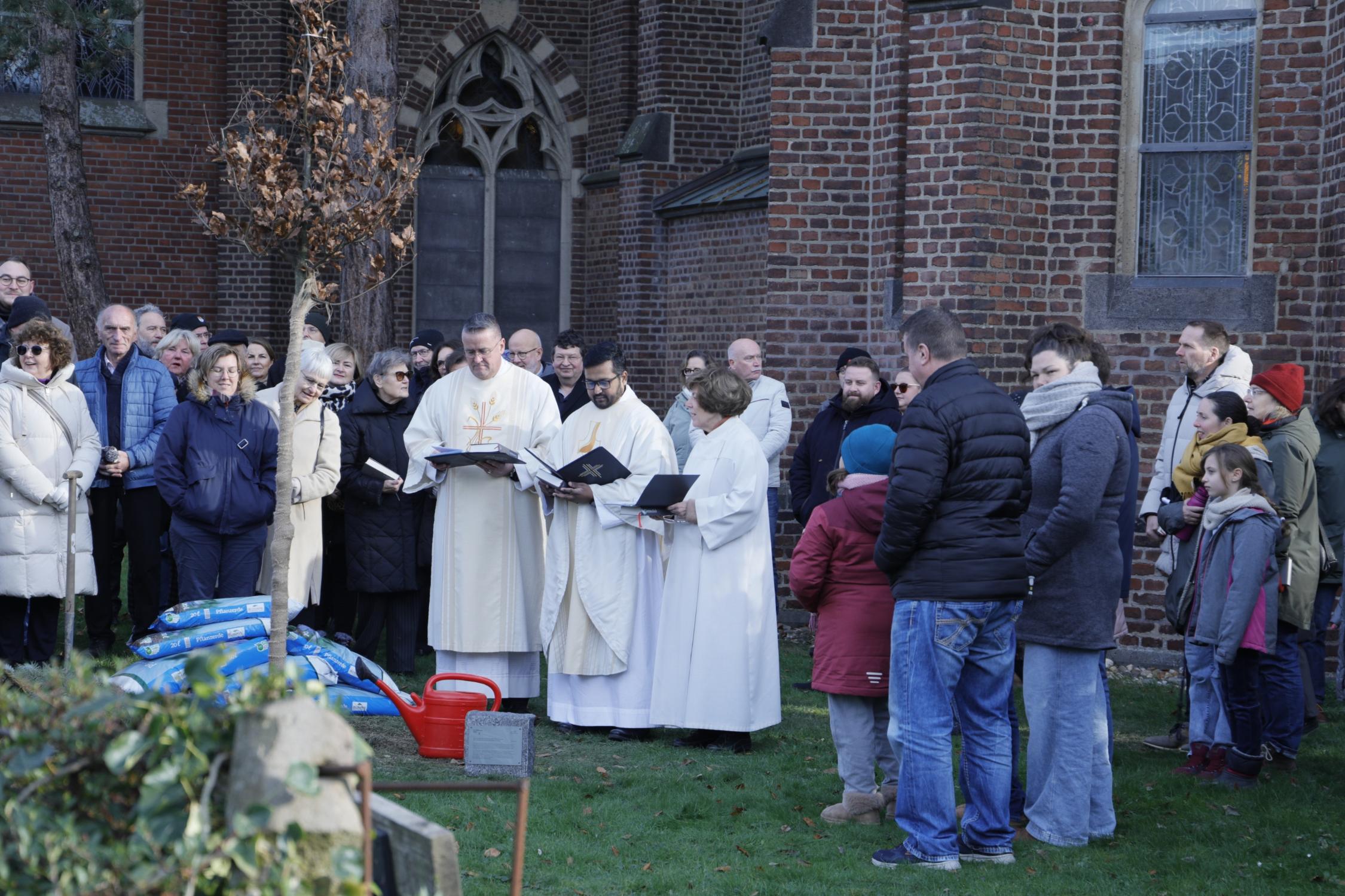 Das Seelsorgeteam und Gemeindemitglieder beten für die Missbrauchsopfer