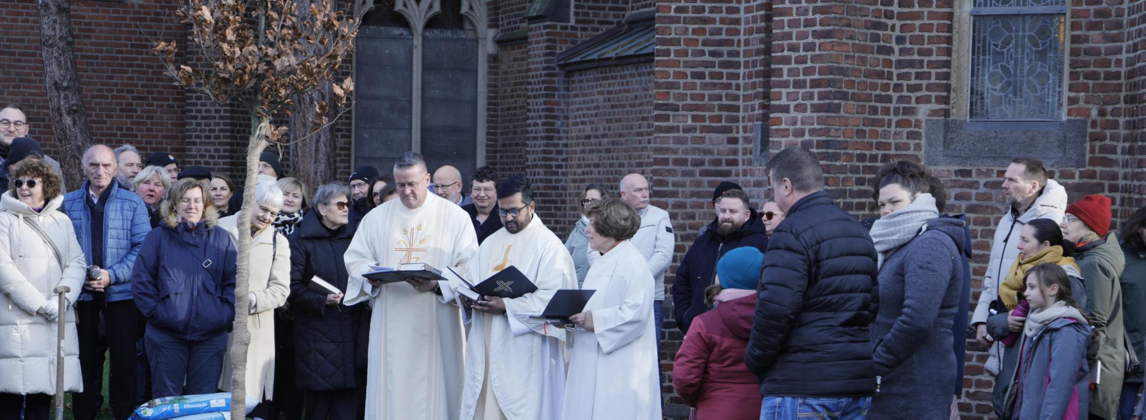 Das Seelsorgeteam und Gemeindemitglieder beten für die Missbrauchsopfer
