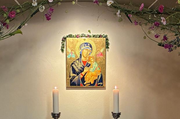 Neue Marienicone der Immerwährenden Hilfe in St. Johannes Baptist (c) Hildegard Bender, Icone geschrieben von Tamás Seres festlich geschmückter Marienaltar