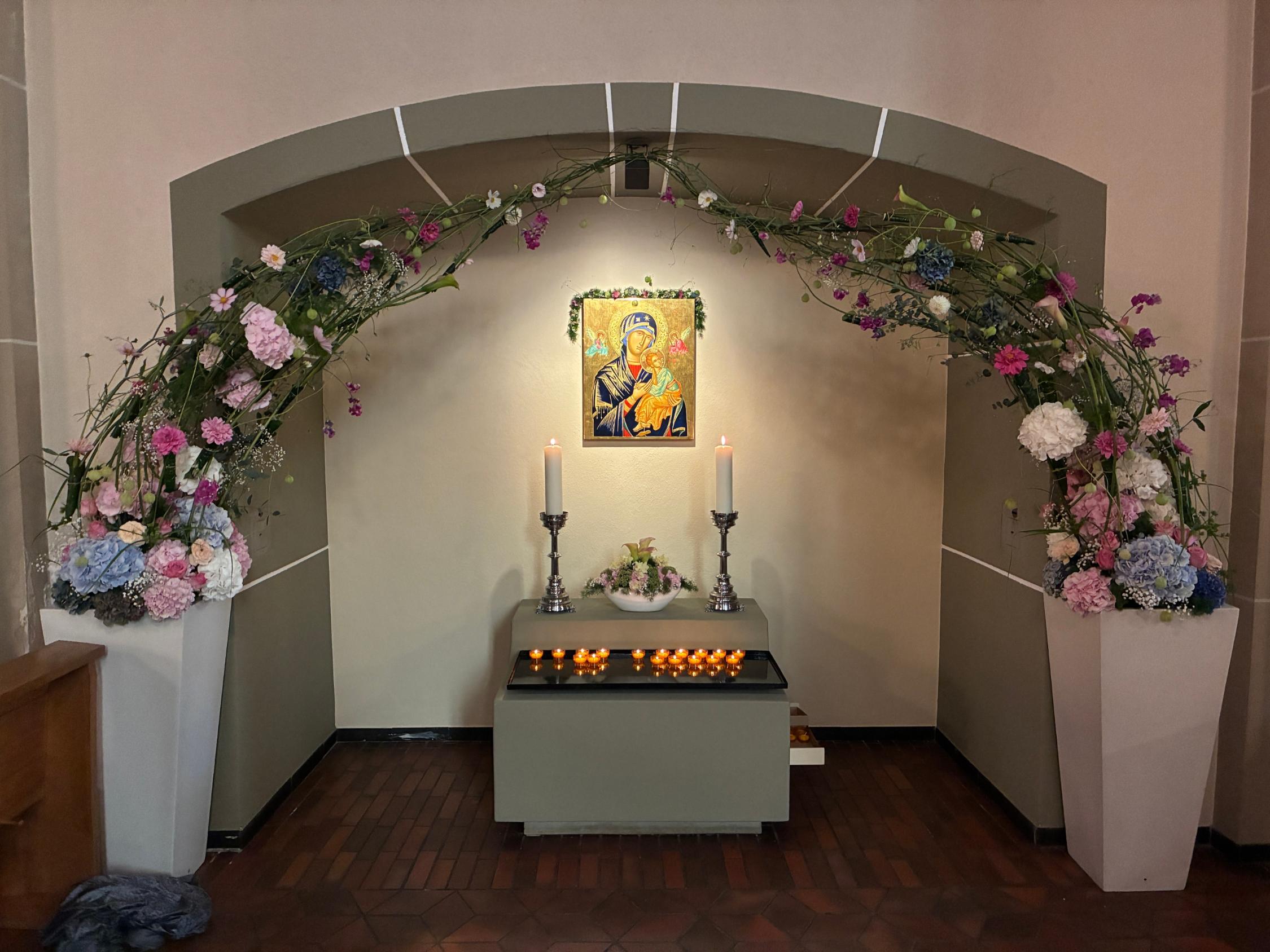 festlich geschmückter Marienaltar