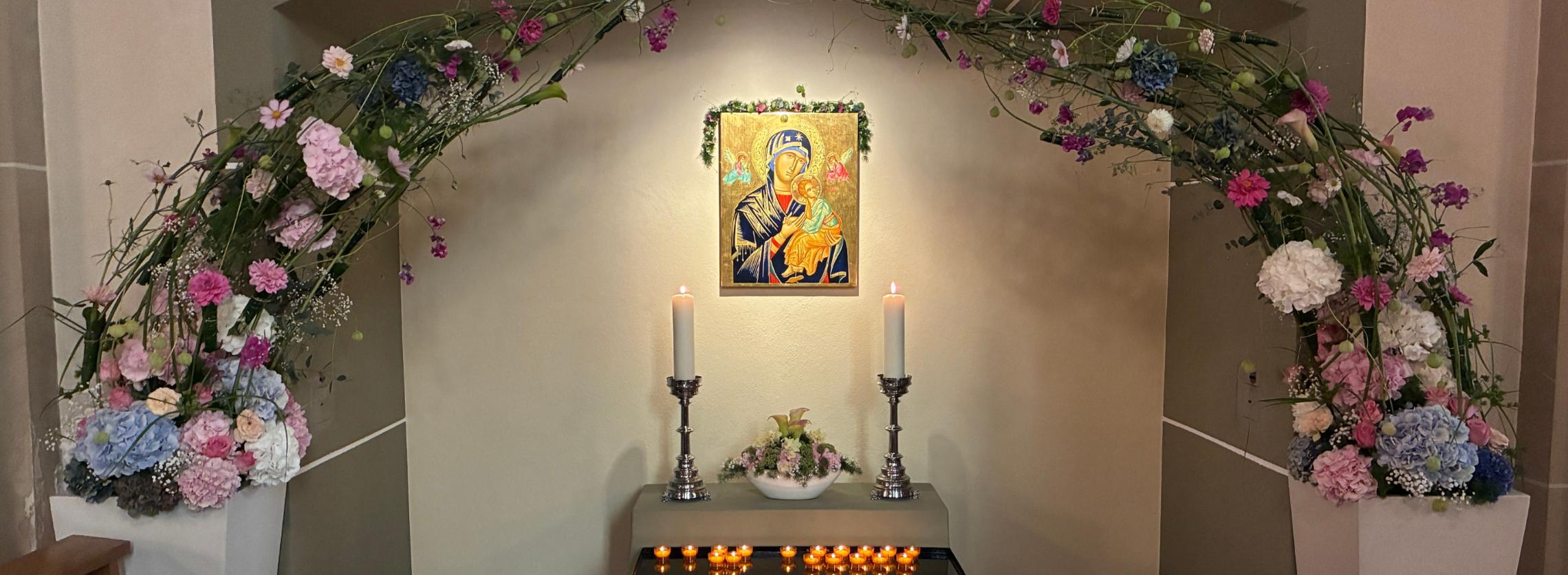 festlich geschmückter Marienaltar