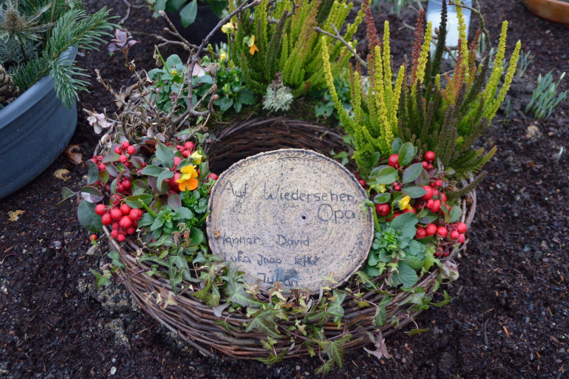 kranz mit winterharten Pflanzen und Gesteck
