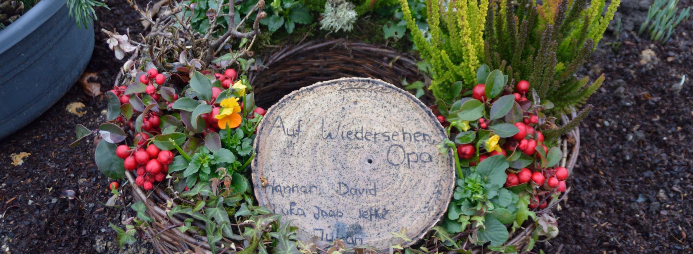 kranz mit winterharten Pflanzen und Gesteck