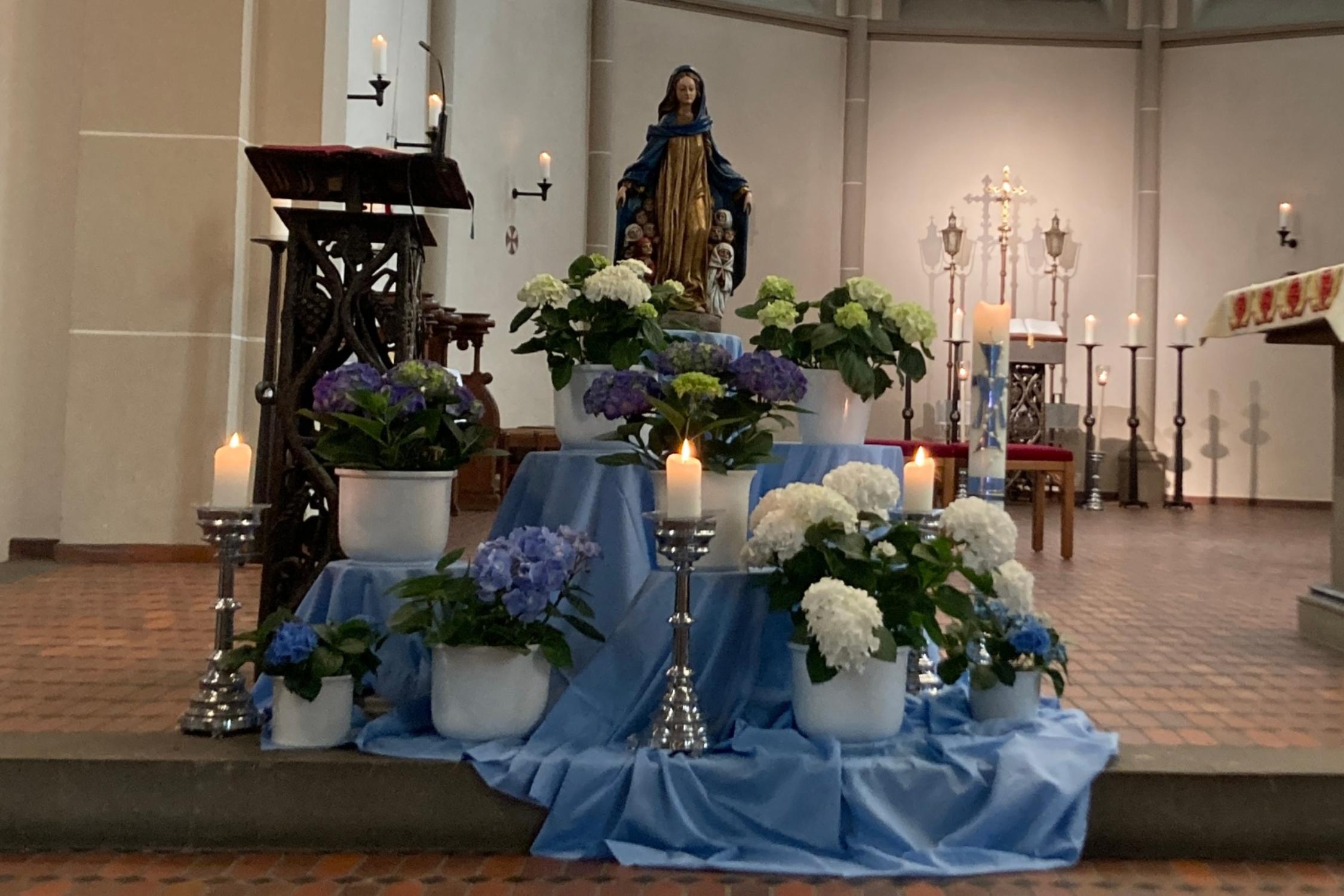 Marienaltar im Mai in St. Johannes Baptist