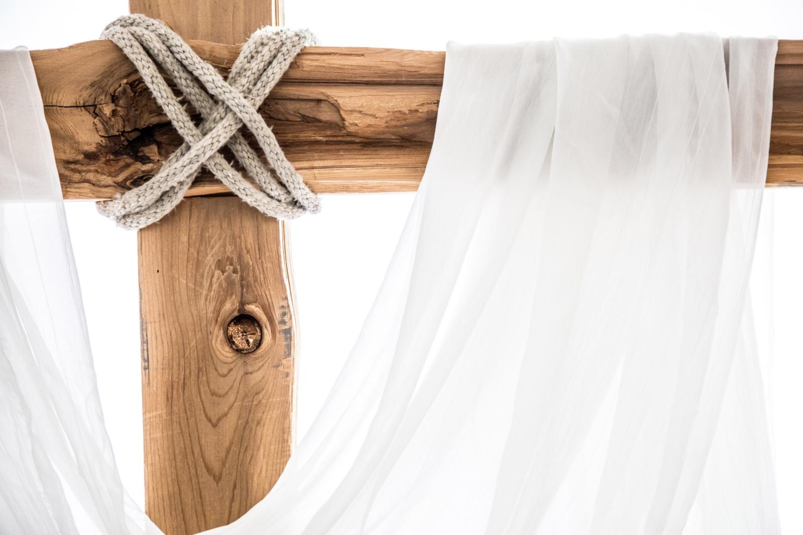 Kreuz mit weißem Tuch