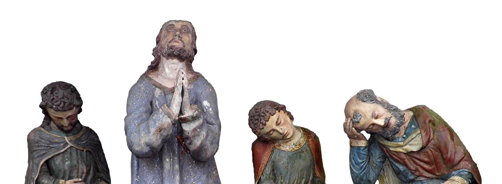 Skulpturen der Ölbergszene: Jesus betet und drei Jünger, die schlafen