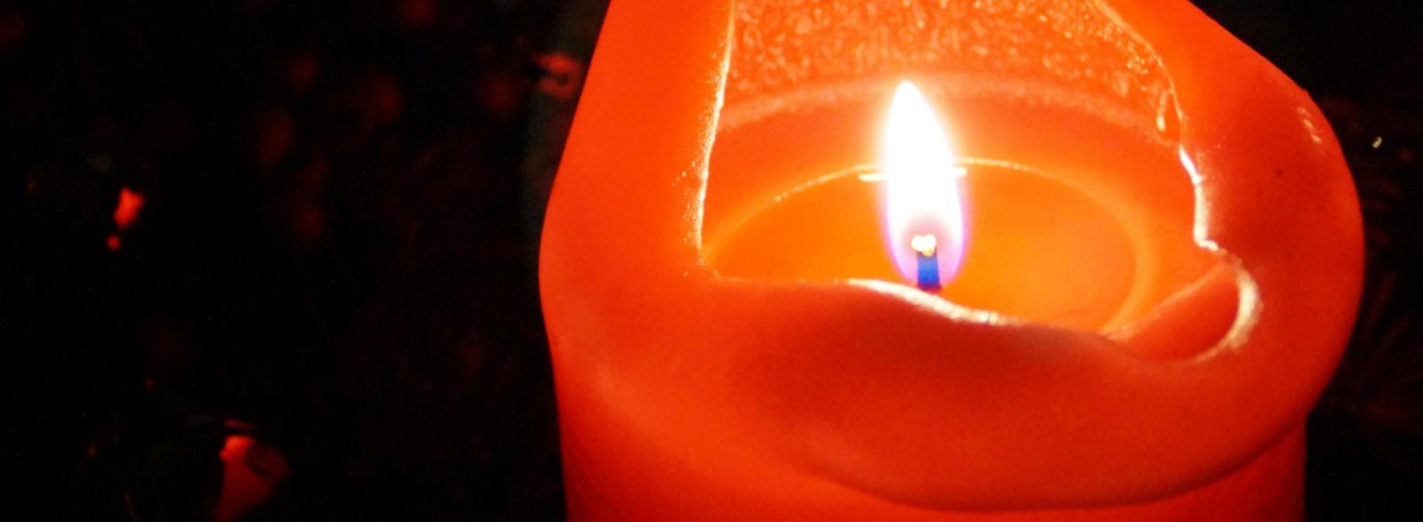 brennende rote Stumpenkerze