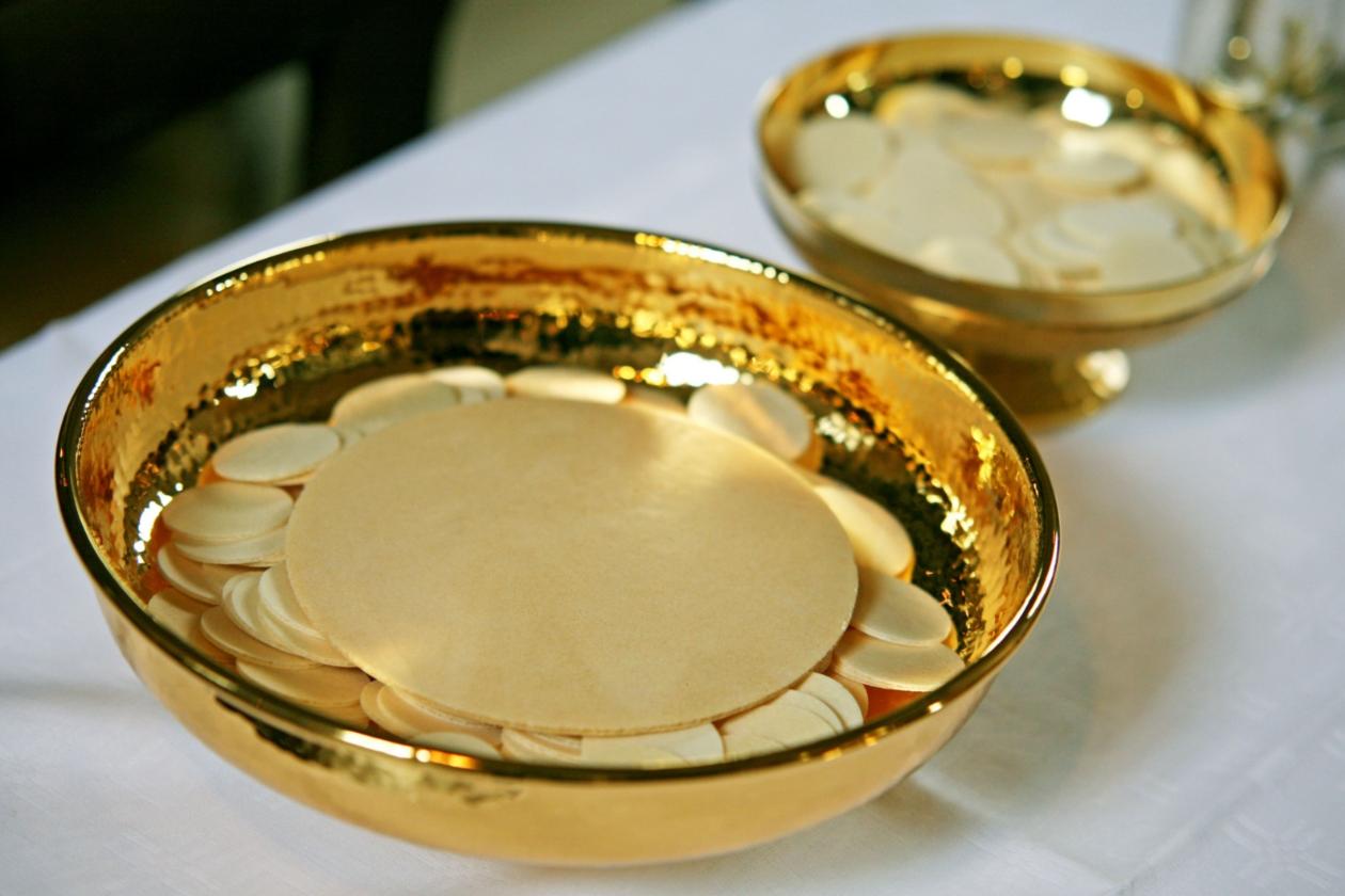 Zwei Hostienschalen, auf der größeren liegt eine Priesterhostie
