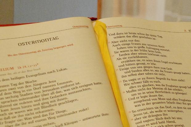 Tageslesung (c) Rebekka Dierkes auf einem Ambo liegendes, geöffnetes Lektionar mit der Tagesliturgie an Ostern