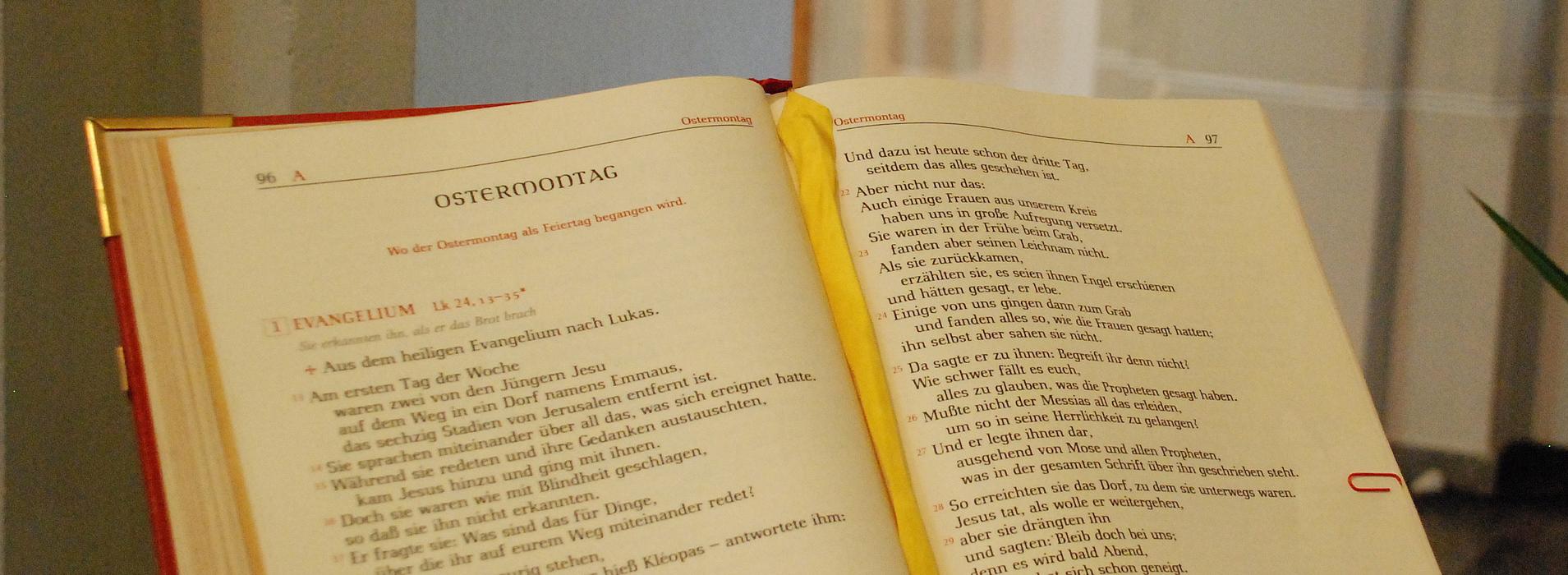 auf einem Ambo liegendes, geöffnetes Lektionar mit der Tagesliturgie an Ostern