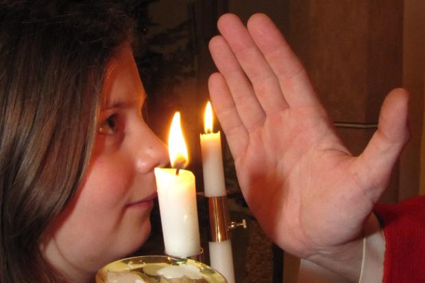 Foto von einem Mädchen, das den Blasiussegen erhält