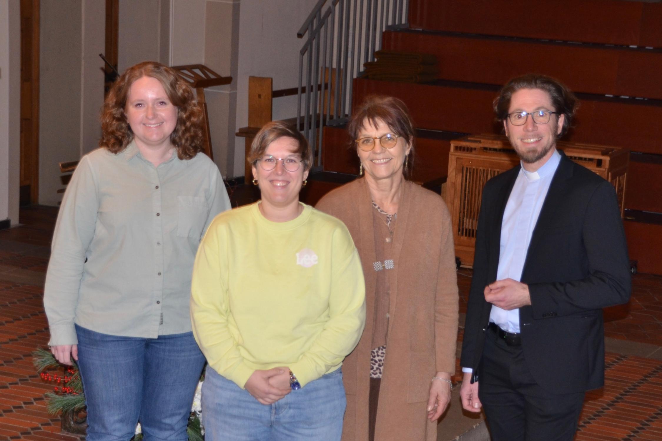 Klara Koenig, Larissa Markus, Christine Schwung, Pfarrer Michael Eichinger