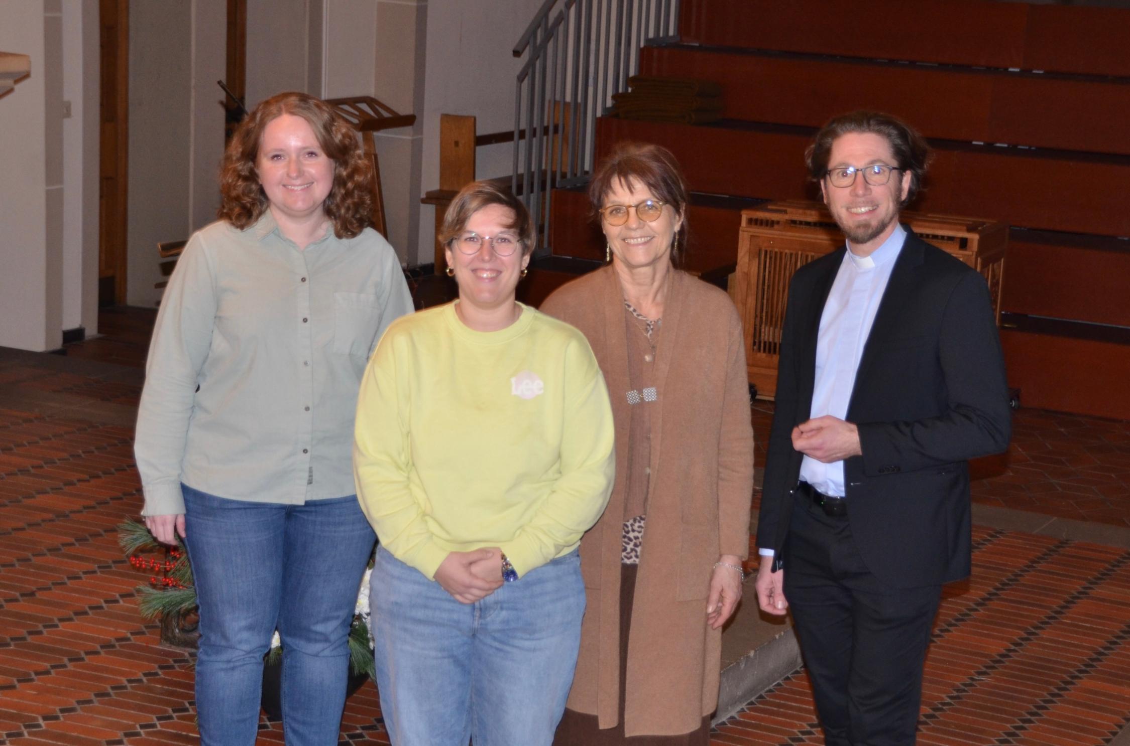 Klara Koenig, Larissa Markus, Christine Schwung, Pfarrer Michael Eichinger