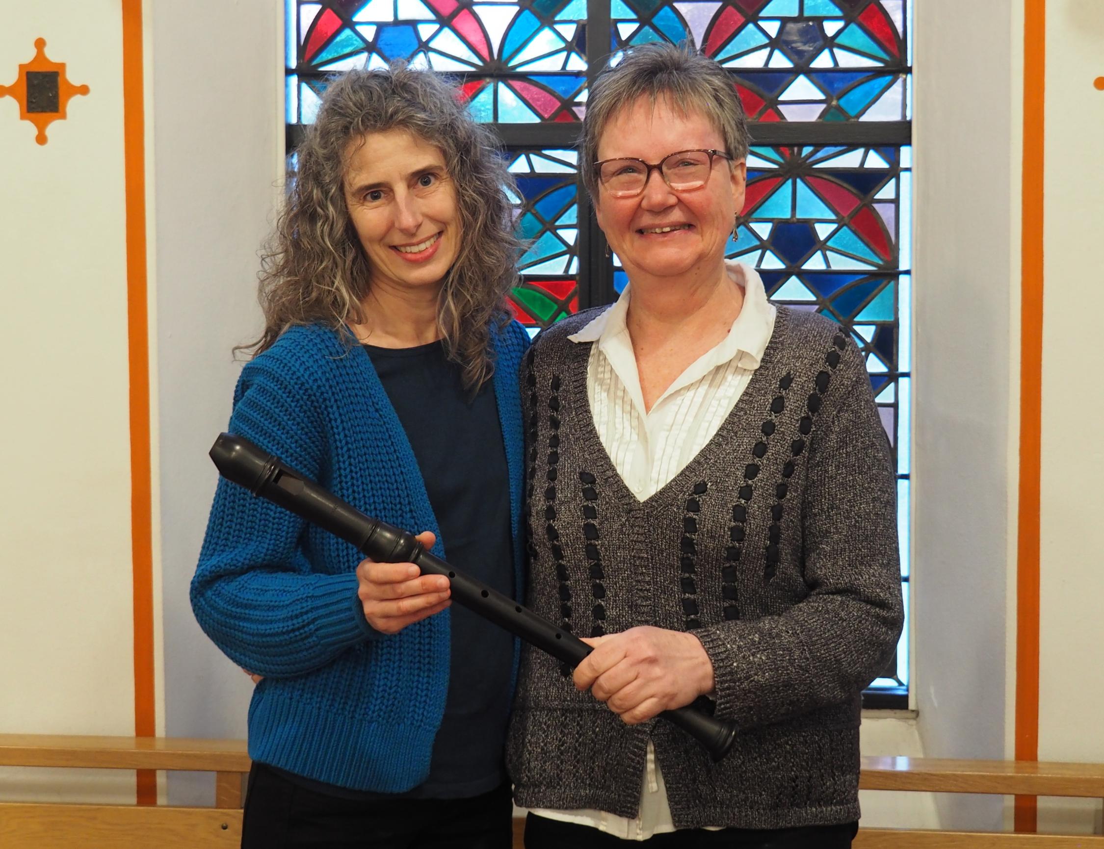 Übergabe der Ensamble-Leitung von Uschi Mauer (rechts) an Monika Willems (links)