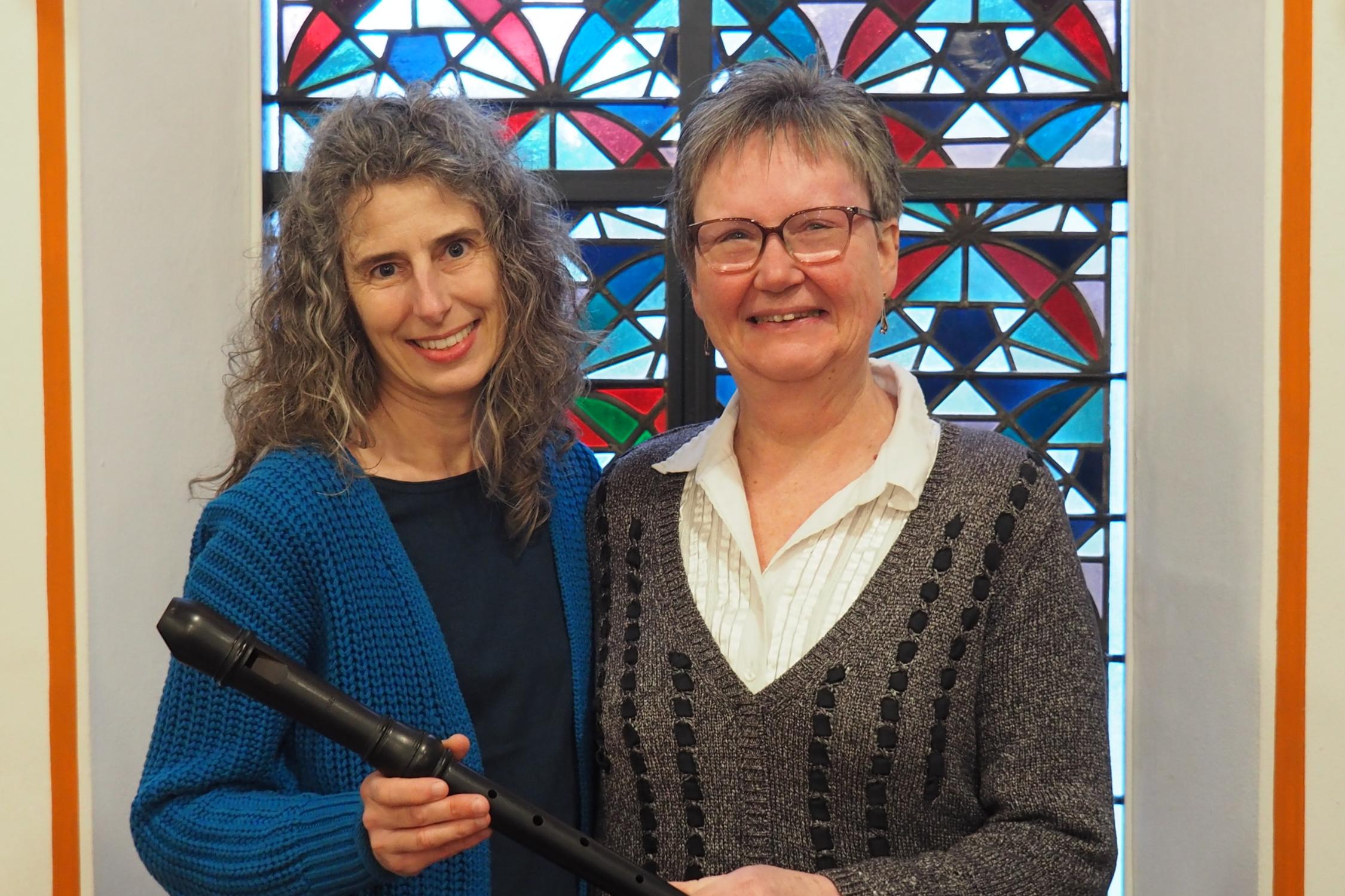 Übergabe der Ensamble-Leitung von Uschi Mauer (rechts) an Monika Willems (links)