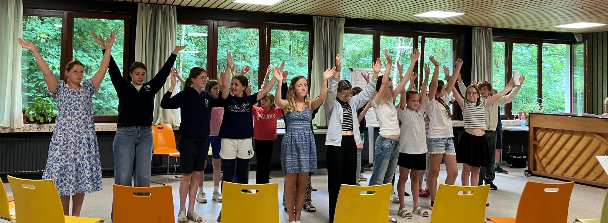 Die Sängerinnen und Sänger der Chorschule  proben den Jubel zum Finale des neuen Kindermusicals