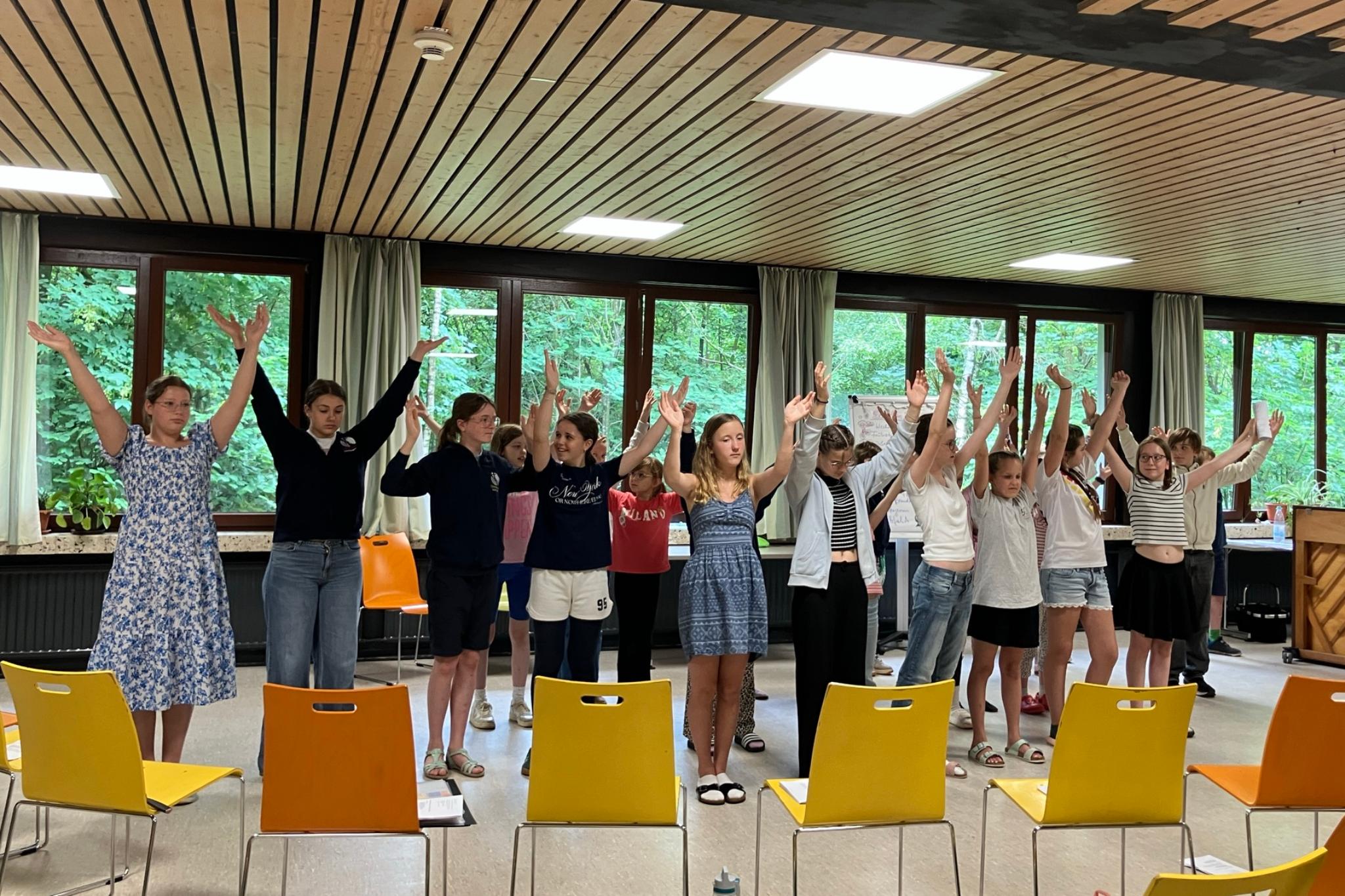 Die Sängerinnen und Sänger der Chorschule proben den Jubel zum Finale des neuen Kindermusicals