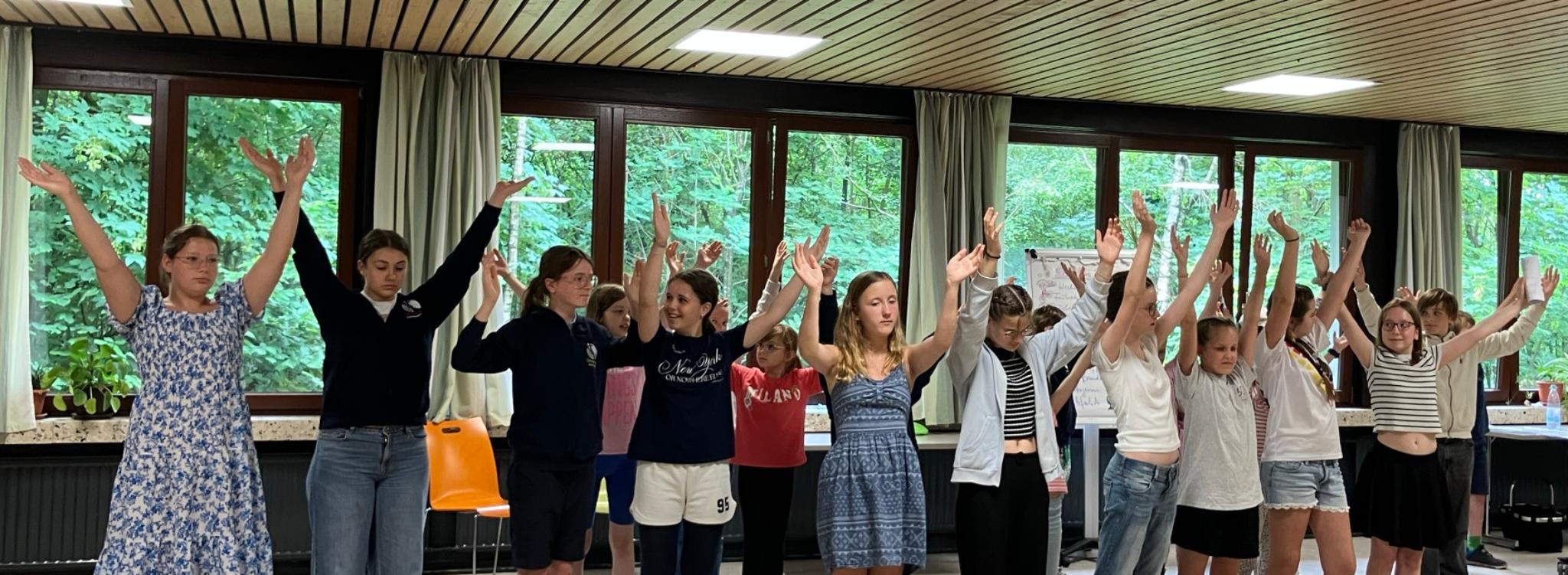 Die Sängerinnen und Sänger der Chorschule proben den Jubel zum Finale des neuen Kindermusicals