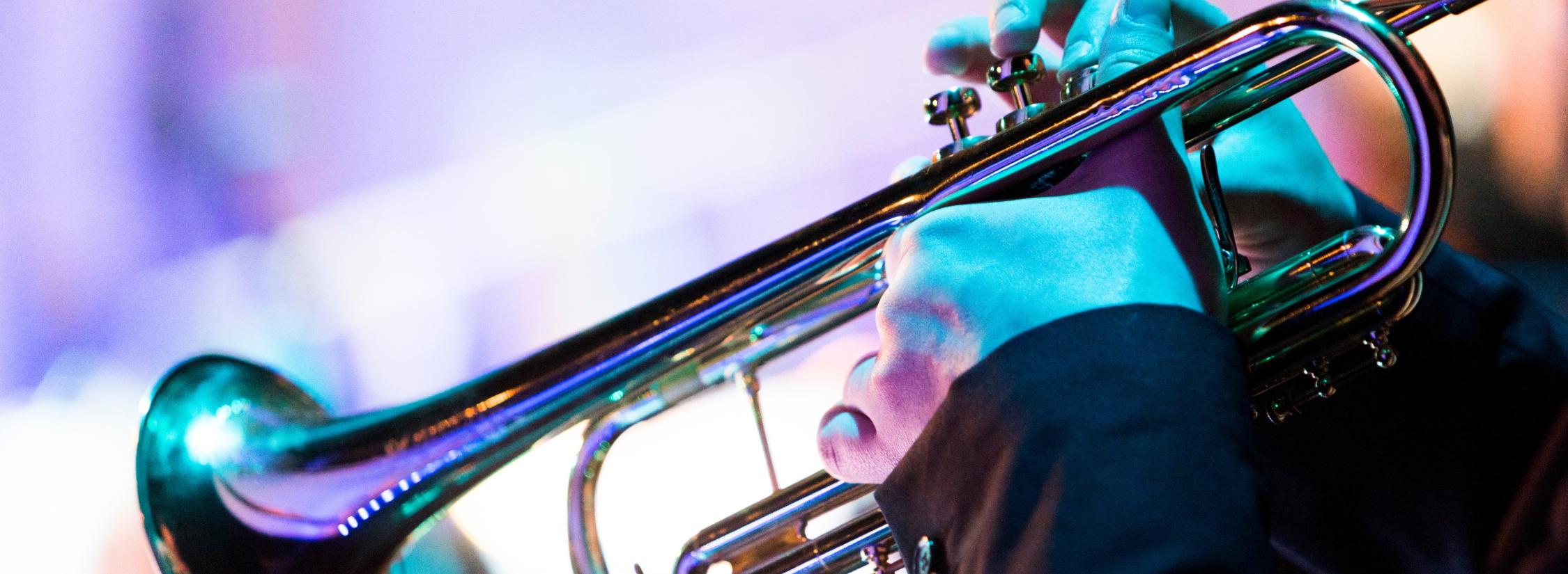 Trompete, die bei einem Konzert gespielt wird